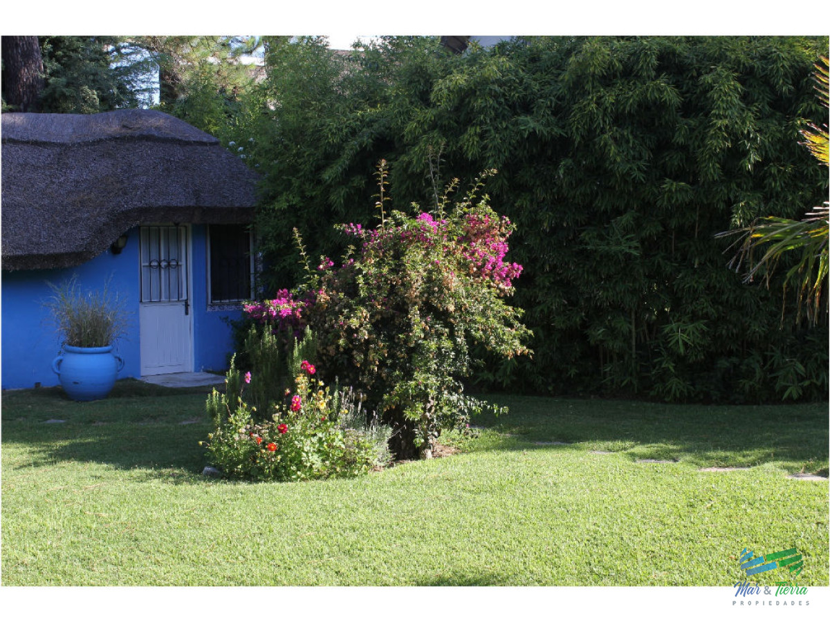 Casa ID.1602 - En venta y alquiler...  Casa en excelente zona, distribuida en dos plantas. 