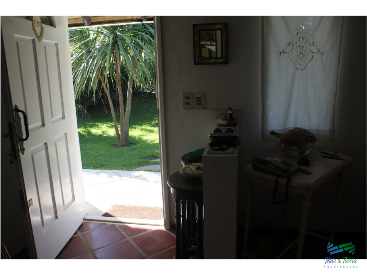 Casa ID.1602 - En venta y alquiler...  Casa en excelente zona, distribuida en dos plantas. 