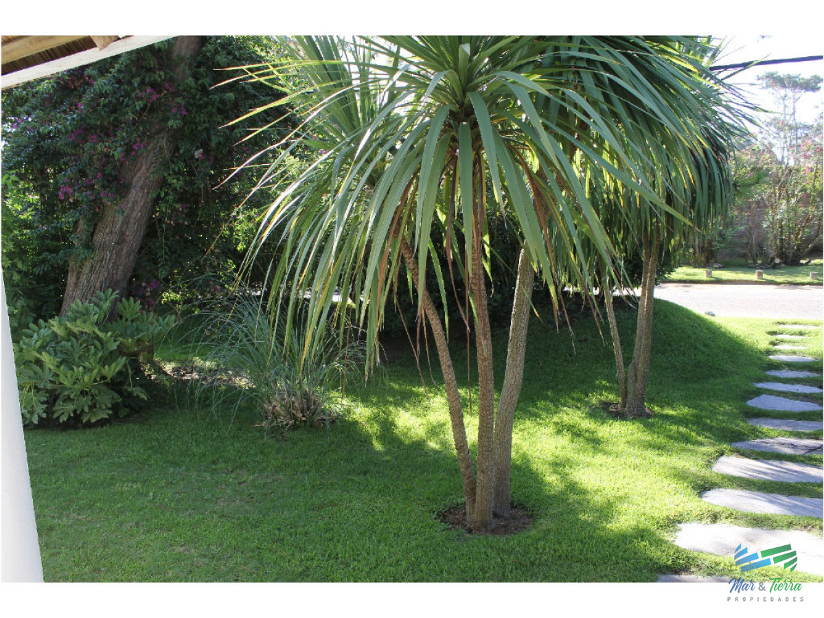 Casa ID.1602 - En venta y alquiler...  Casa en excelente zona, distribuida en dos plantas. 