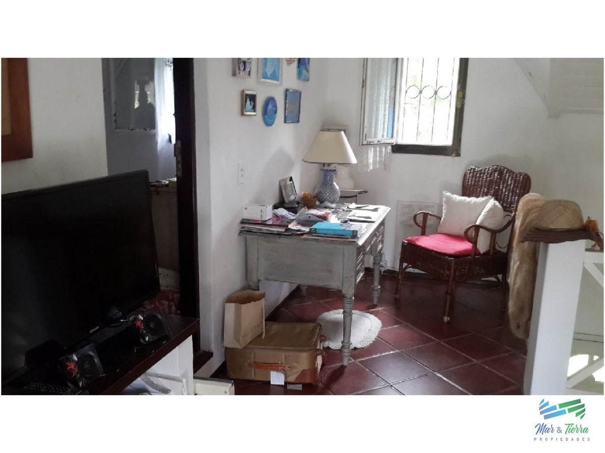 Casa ID.1602 - En venta y alquiler...  Casa en excelente zona, distribuida en dos plantas. 