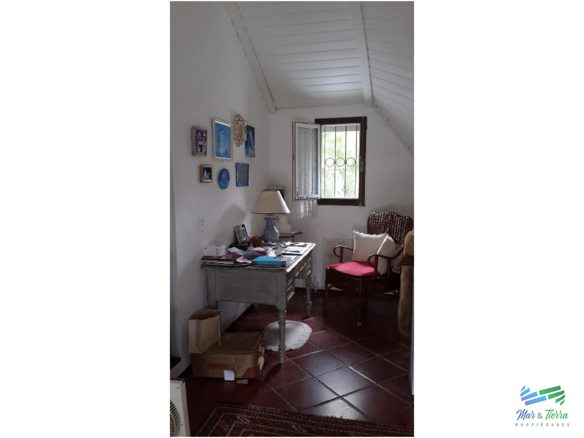 Casa ID.1602 - En venta y alquiler...  Casa en excelente zona, distribuida en dos plantas. 