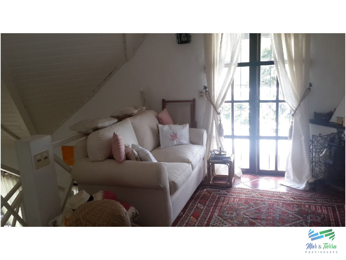 Casa ID.1602 - En venta y alquiler...  Casa en excelente zona, distribuida en dos plantas. 