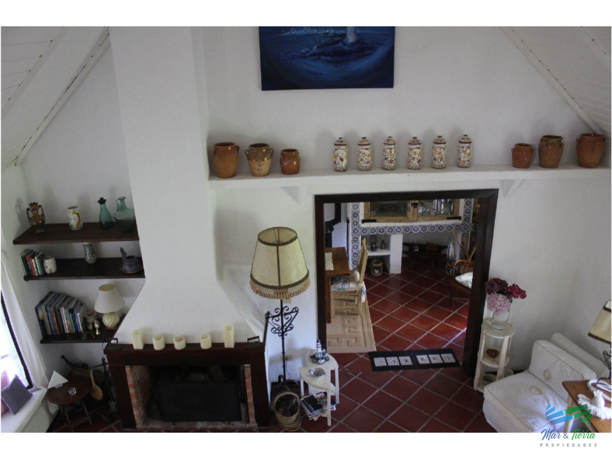 Casa ID.1602 - En venta y alquiler...  Casa en excelente zona, distribuida en dos plantas. 