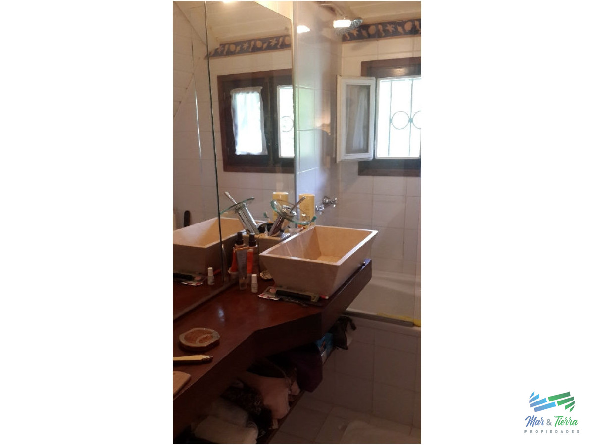 Casa ID.1602 - En venta y alquiler...  Casa en excelente zona, distribuida en dos plantas. 