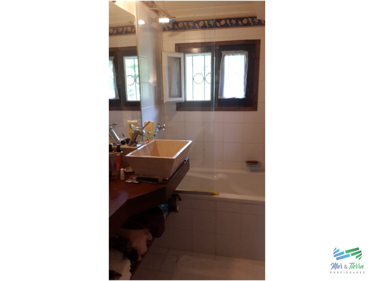 Casa ID.1602 - En venta y alquiler...  Casa en excelente zona, distribuida en dos plantas. 