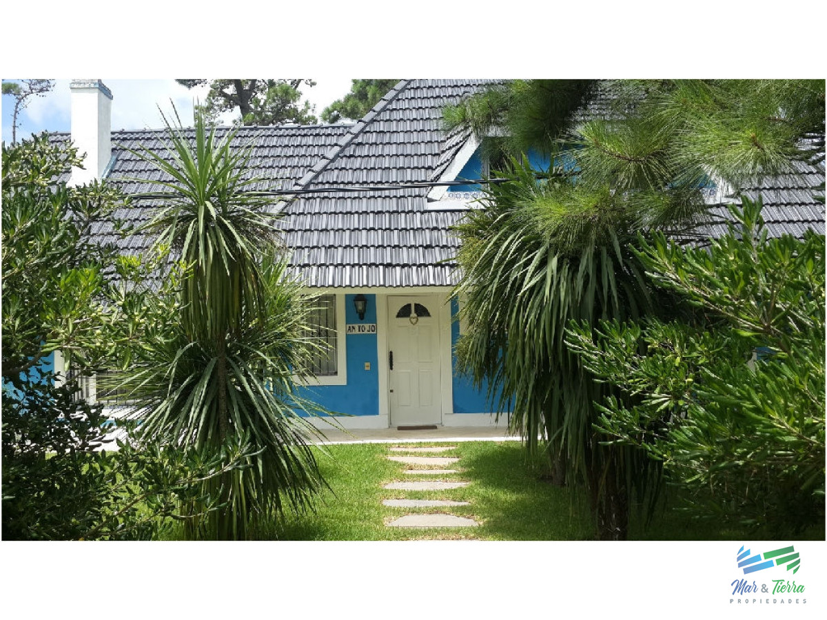 Casa ID.1602 - En venta y alquiler...  Casa en excelente zona, distribuida en dos plantas. 