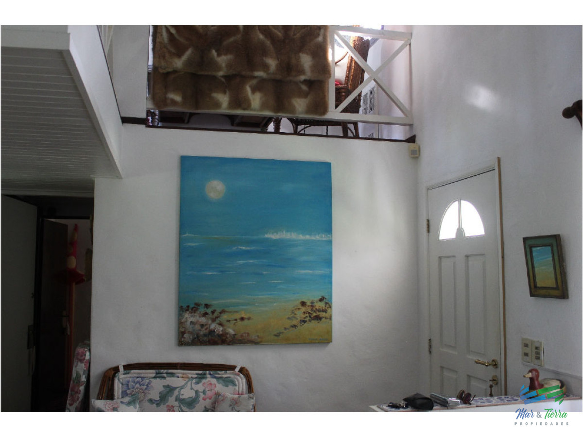 Casa ID.1602 - En venta y alquiler...  Casa en excelente zona, distribuida en dos plantas. 