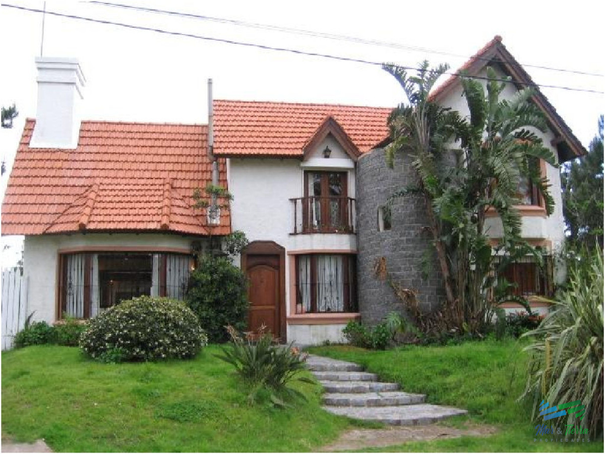 Casa ID.1635 - Casa de 4 dormitorios con piscina en alquiler en Brava, Punta del Este.