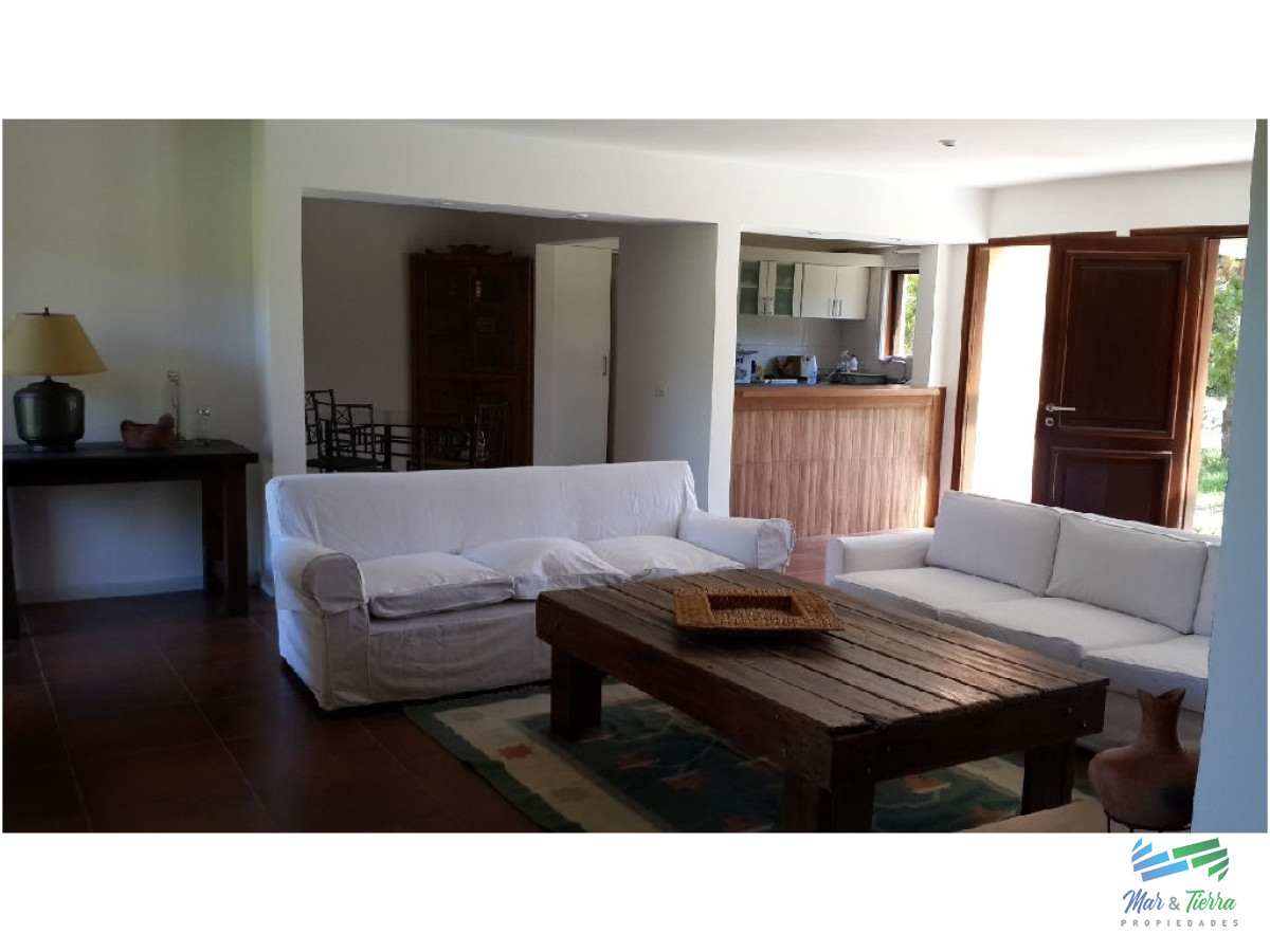 Casa ID.1636 - Casa en Bo. Cordoba, 4 dormitorios *
