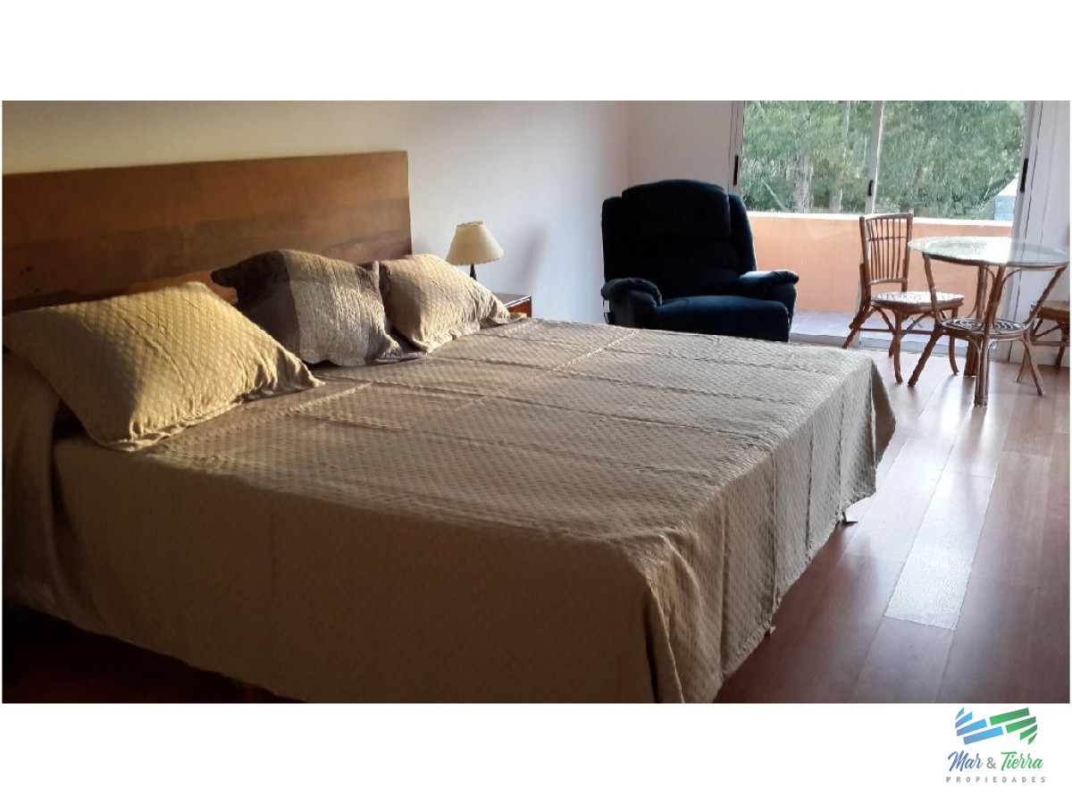 Casa ID.1636 - Casa en Bo. Cordoba, 4 dormitorios *