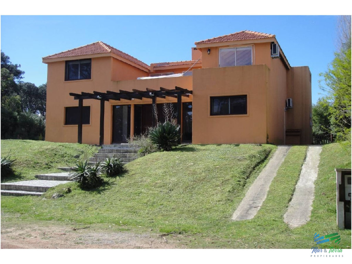 Casa ID.1636 - Casa en Bo. Cordoba, 4 dormitorios *
