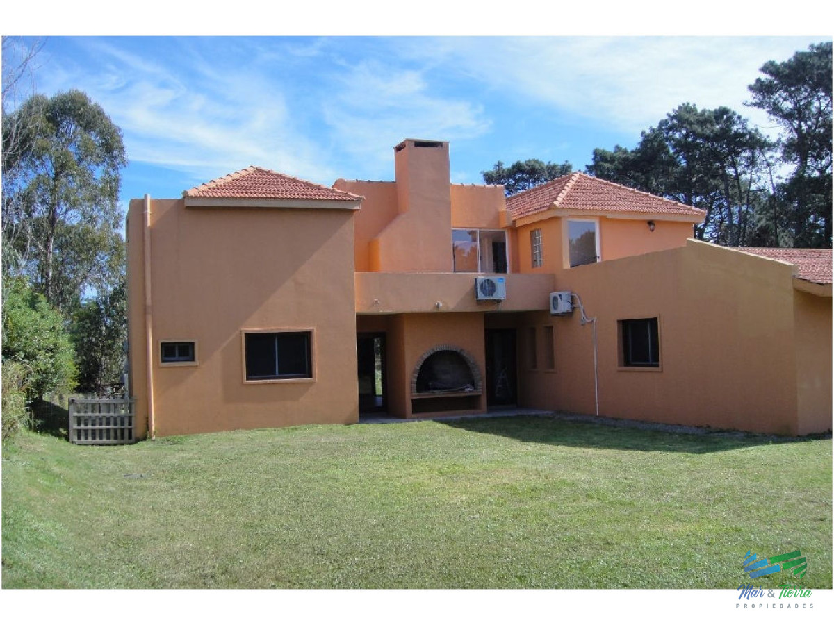 Casa ID.1636 - Casa en Bo. Cordoba, 4 dormitorios *