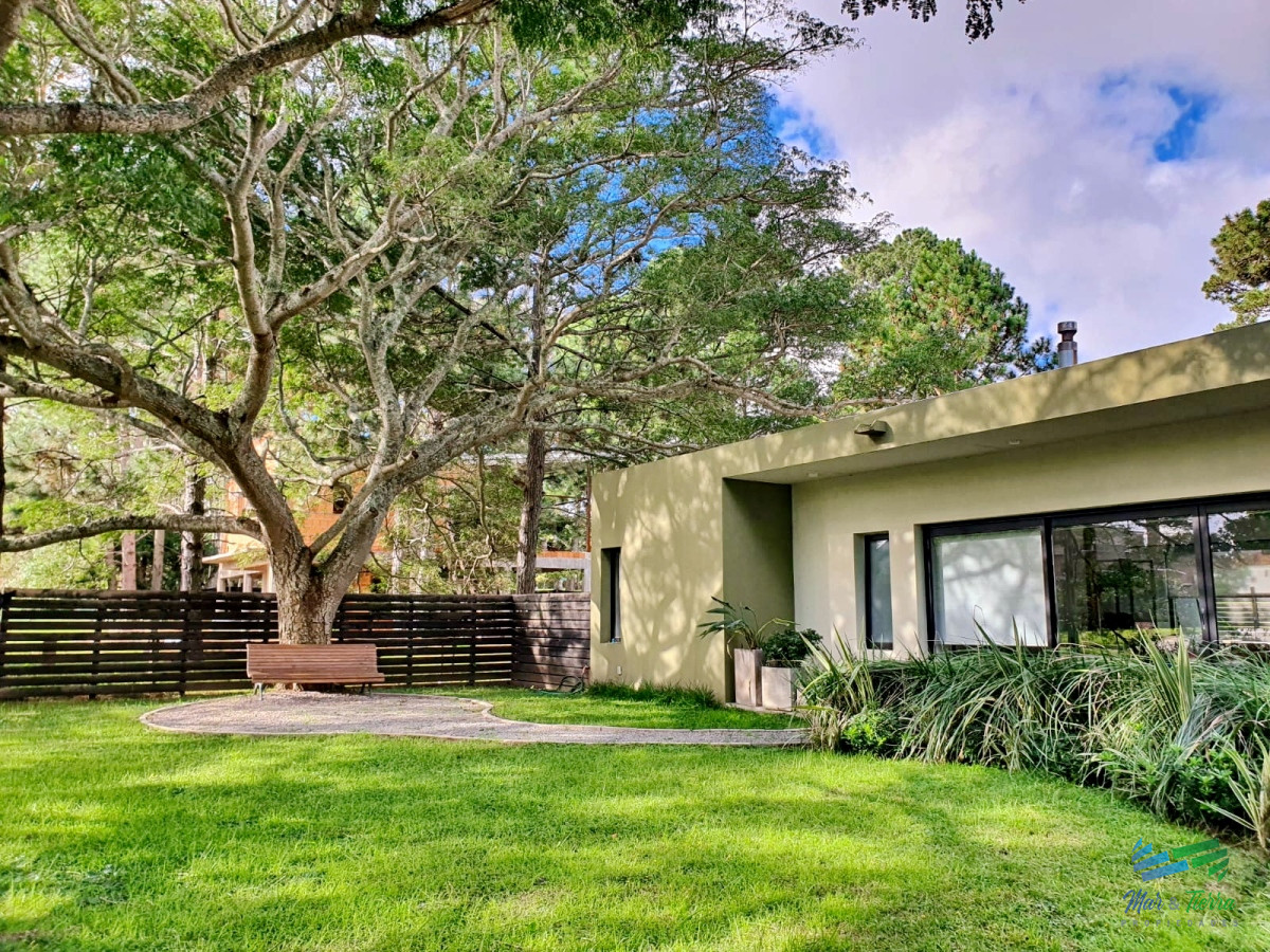 Casa ID.4698 - CASA EN VENTA, 3 DORMITORIOS, PISCINA EN BEVERLY HILLS 