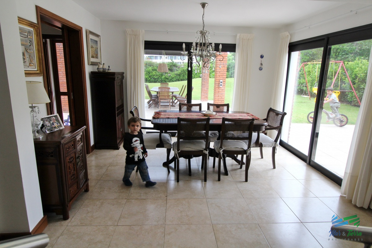Casa ID.1811 - En alquiler!!  Moderna casa ubicada a 1 cuadra del mar, con vista parcial desde el dormitorio principal. 