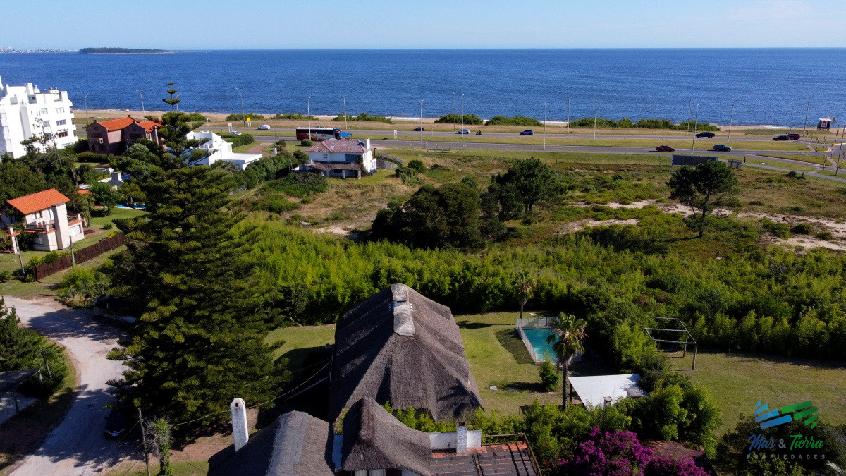 Casa ID.1856 - En venta casa 5 con piscina, a 1 cuadra de la playa mansa, Pintares, Punta del Este