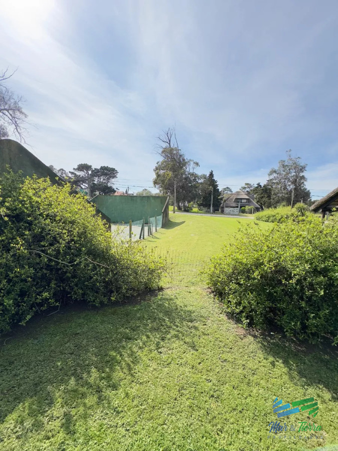 Casa ID.4947 - En venta cabaña con gran terreno, piscina y cancha de paddle en Pinares, Punta del Este