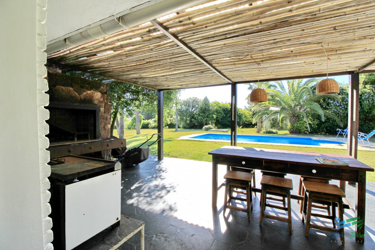 Casa ID.1656 -  En alquiler!!  Hermosa casa en alquiler zona Pinares, cuenta con piscina y gran jardin.