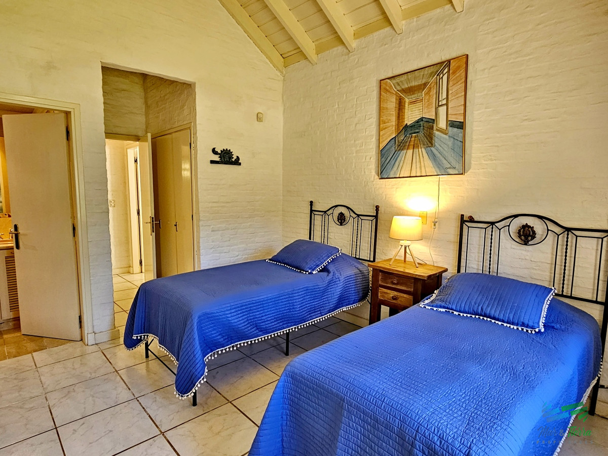 Casa ID.1573 - Vendo casa en Rincon del Indio de 3 dormitorios mas dependencia y piscina