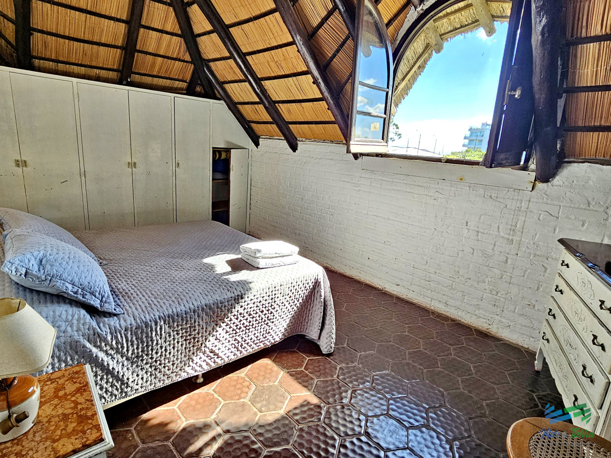 Casa ID.1856 - En venta casa 5 con piscina, a 1 cuadra de la playa mansa, Pintares, Punta del Este