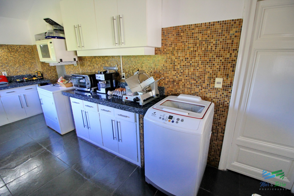 Casa ID.1656 -  En alquiler!!  Hermosa casa en alquiler zona Pinares, cuenta con piscina y gran jardin.