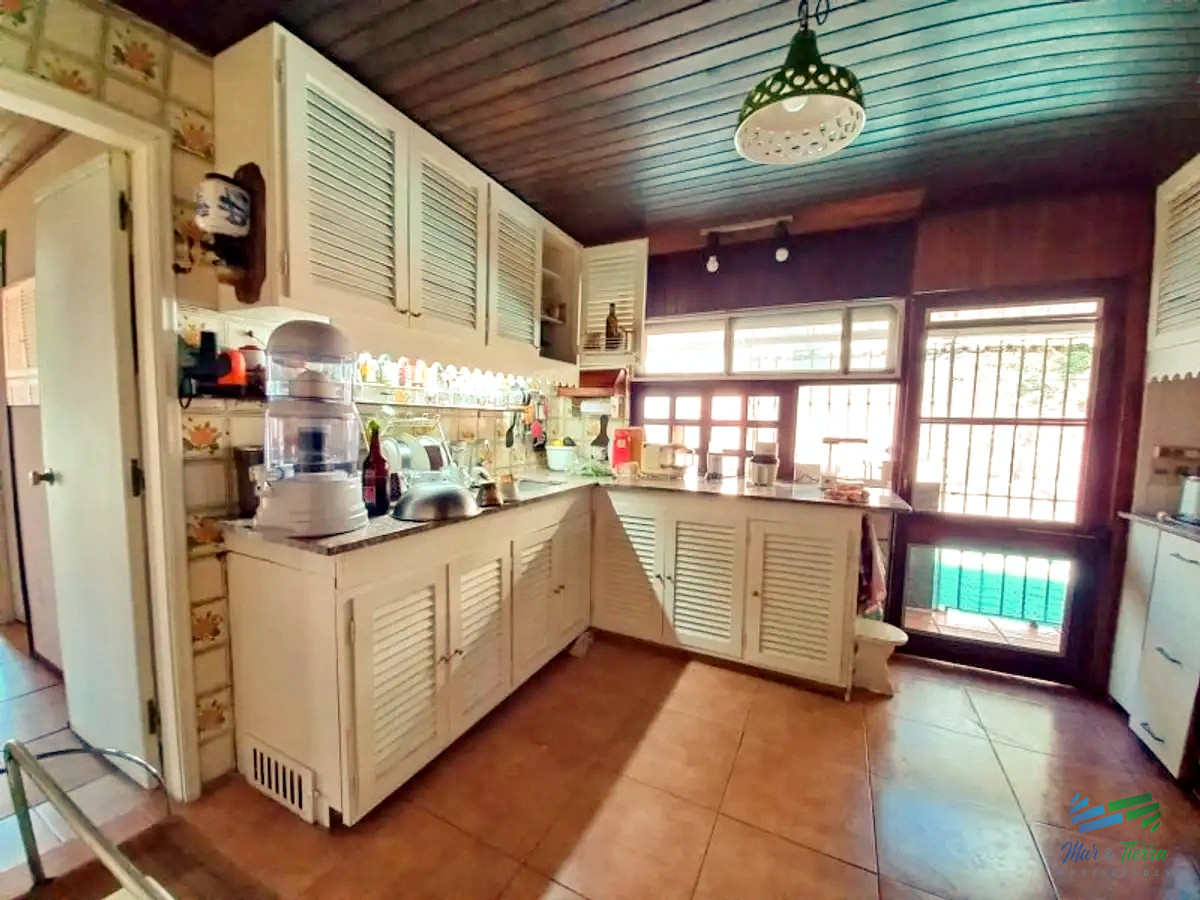 Casa ID.4464 - Casa de 6 dormitorios con piscina en venta en Pinares, Punta del Este.