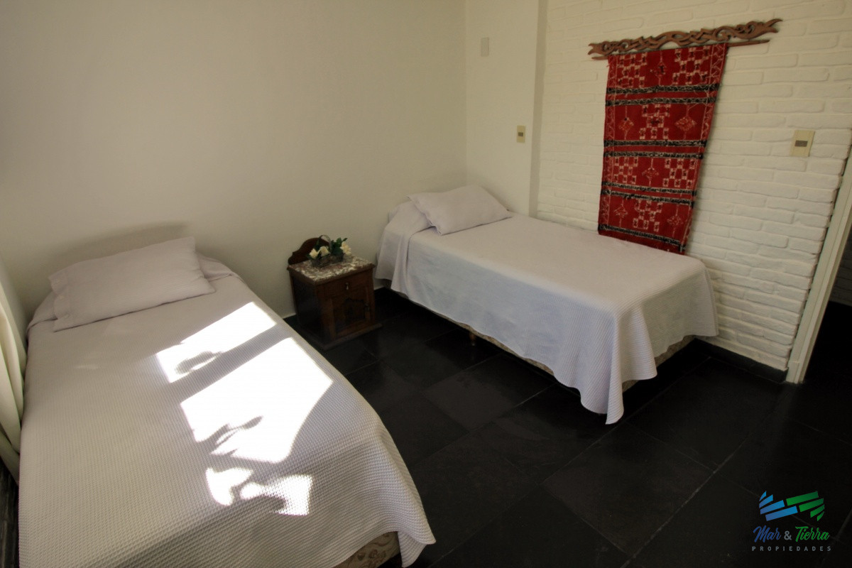 Casa ID.1656 -  En alquiler!!  Hermosa casa en alquiler zona Pinares, cuenta con piscina y gran jardin.