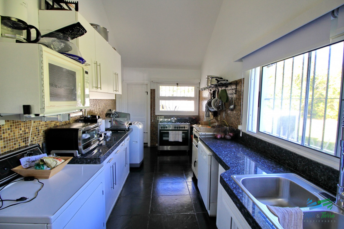 Casa ID.1656 -  En alquiler!!  Hermosa casa en alquiler zona Pinares, cuenta con piscina y gran jardin.