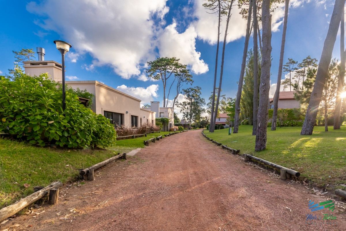 Casa ID.2628 - Vendo casa en barrio privado con todos los servicios, Punta del Este.