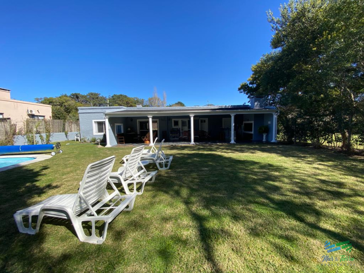Casa ID.1658 - Casa de 3 dormitorios con piscina climatizada en alquiler. Playa brava.