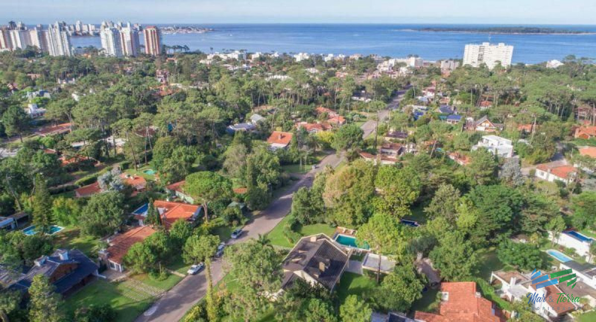 Casa ID.3972 - Vendo excelente casa de 6 dormitorios con piscina climatizada en playa mansa, Punta del Este