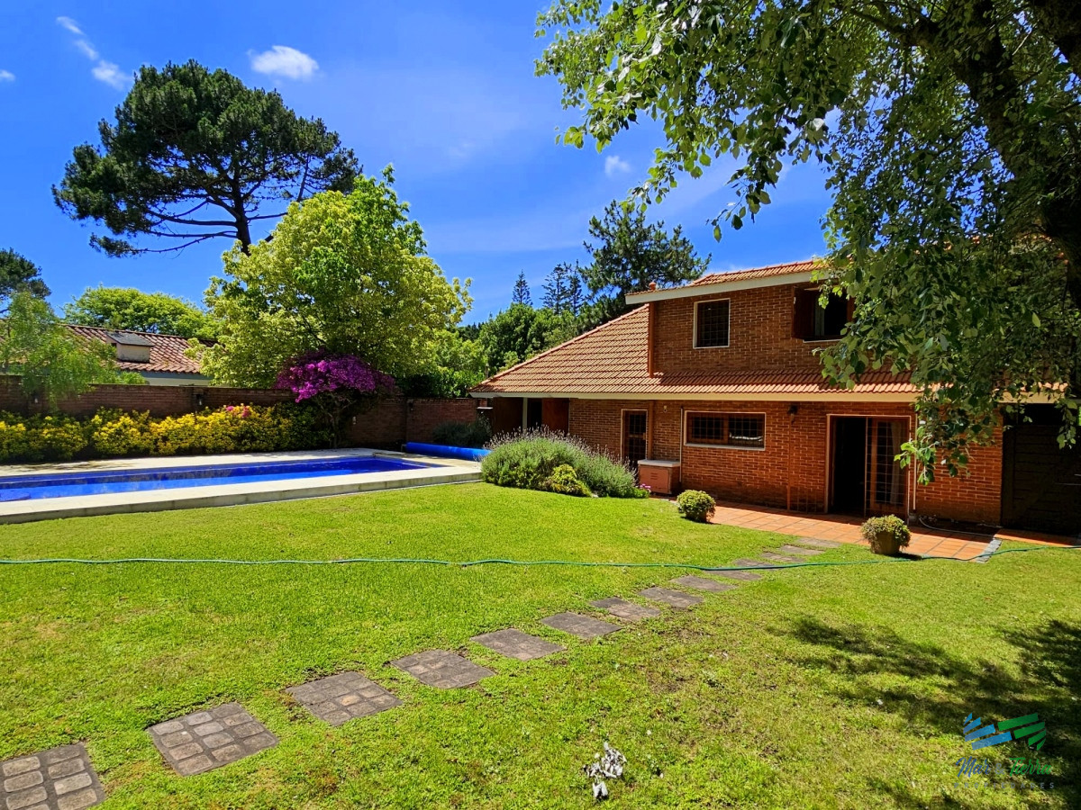 Casa ID.1809 - En venta casa de 3 dormitorios con piscina en excelente estado