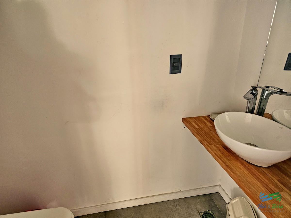 Casa ID.4698 - CASA EN VENTA, 3 DORMITORIOS, PISCINA EN BEVERLY HILLS 