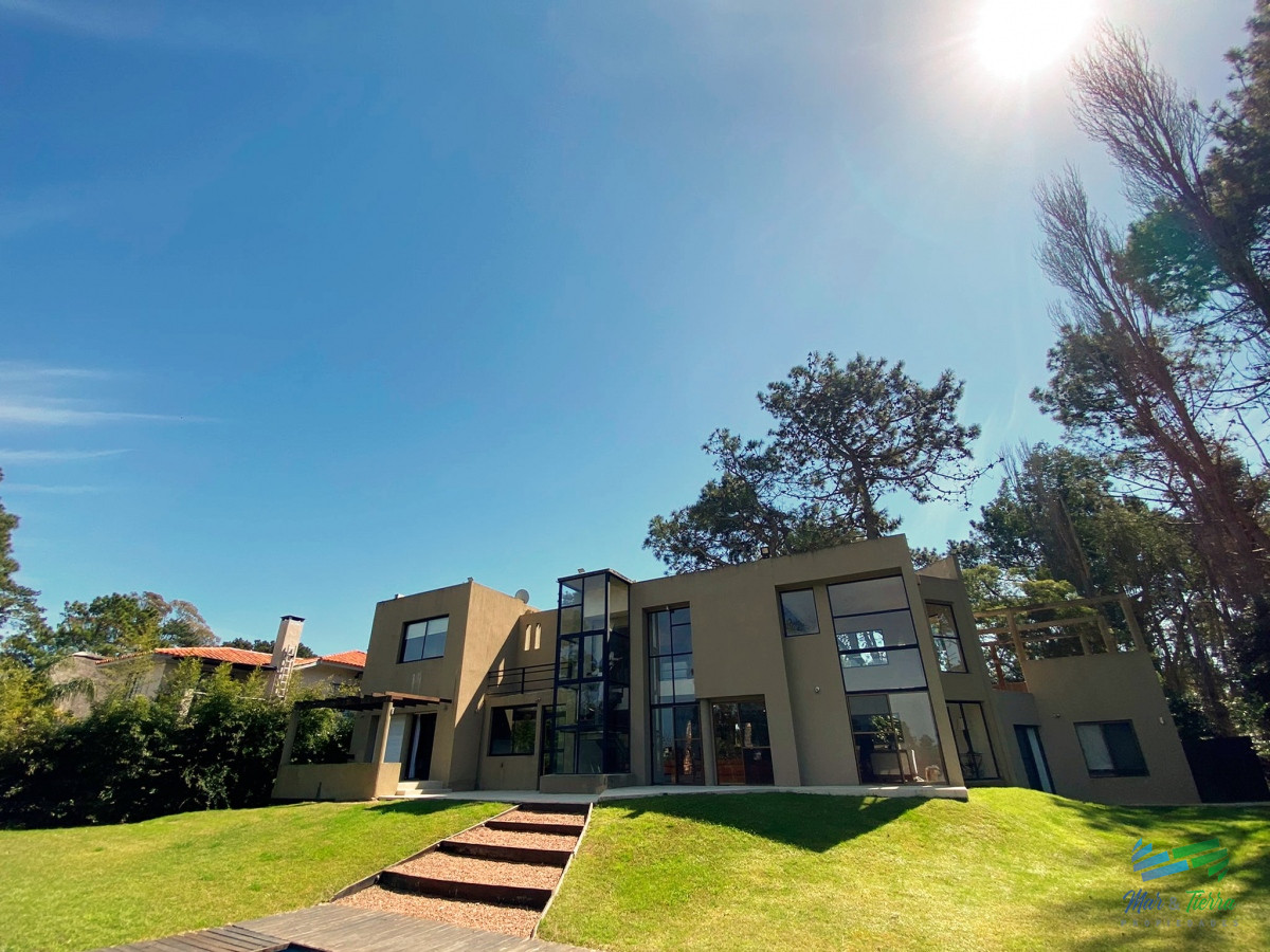 Casa ID.1549 - Gran casa de 5 dormitorios en alquiler en brava, Punta del Este.