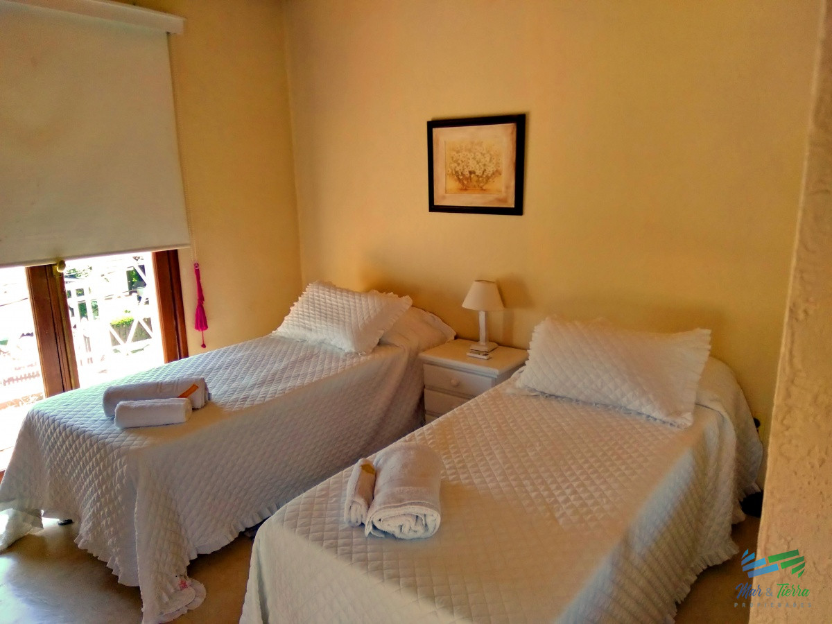 Casa ID.1685 - Vendo casa de 5 dormitorios con piscina climatizada en playa mansa, Punta del Este