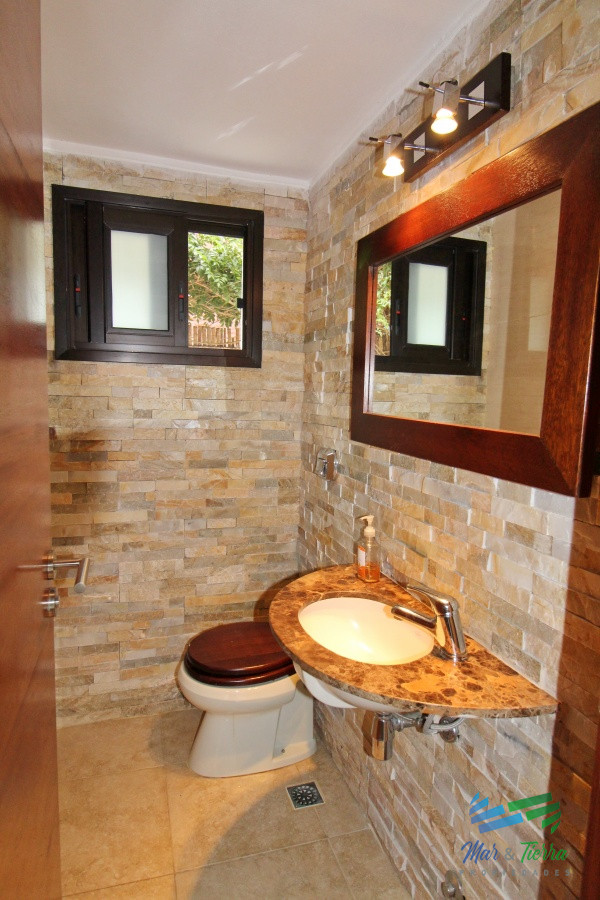 Casa ID.1811 - En alquiler!!  Moderna casa ubicada a 1 cuadra del mar, con vista parcial desde el dormitorio principal. 