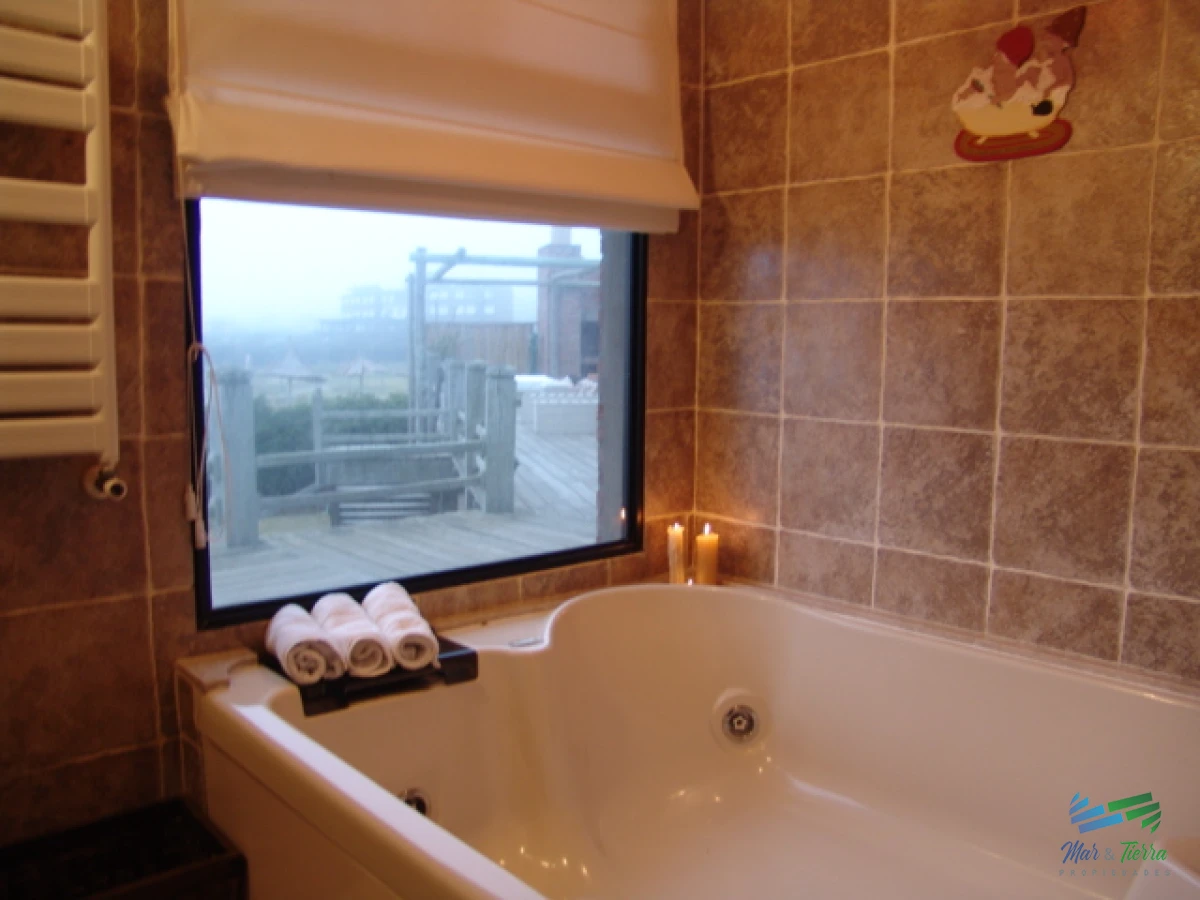 Casa ID.5210 - Atto BAJO DE PRECIO ! Espectacular Residencia sobre el mar, dominando el atardecer en 1 hectárea de terreno en primera línea