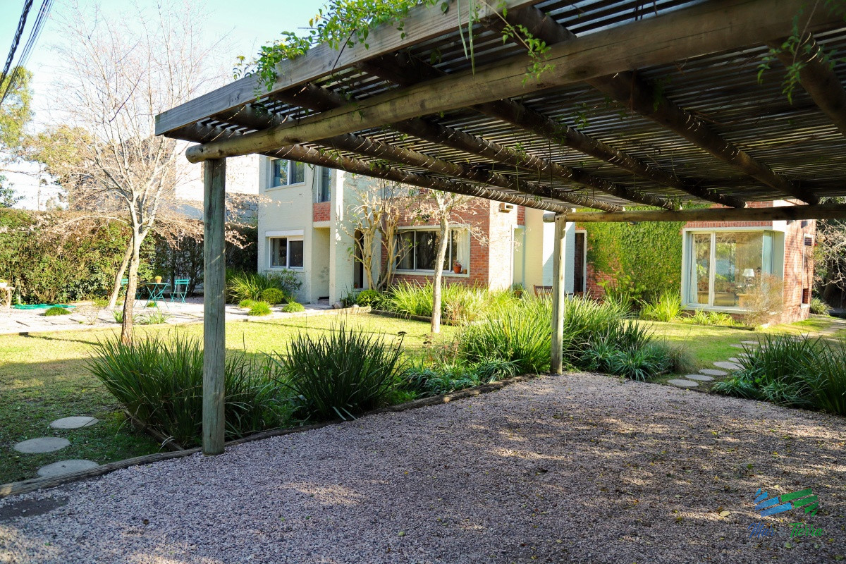 Casa ID.1741 - Vendo casa 4 dormitorios, con piscina en Pinares, Punta del Este