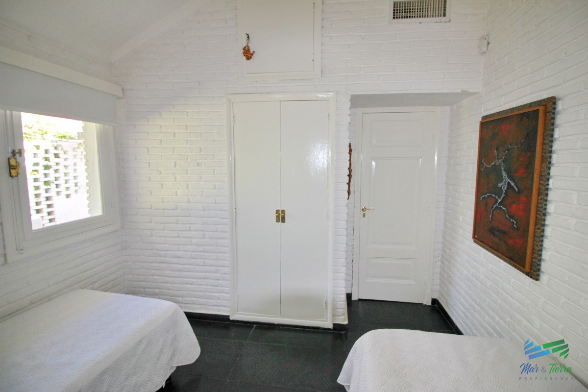 Casa ID.1656 -  En alquiler!!  Hermosa casa en alquiler zona Pinares, cuenta con piscina y gran jardin.