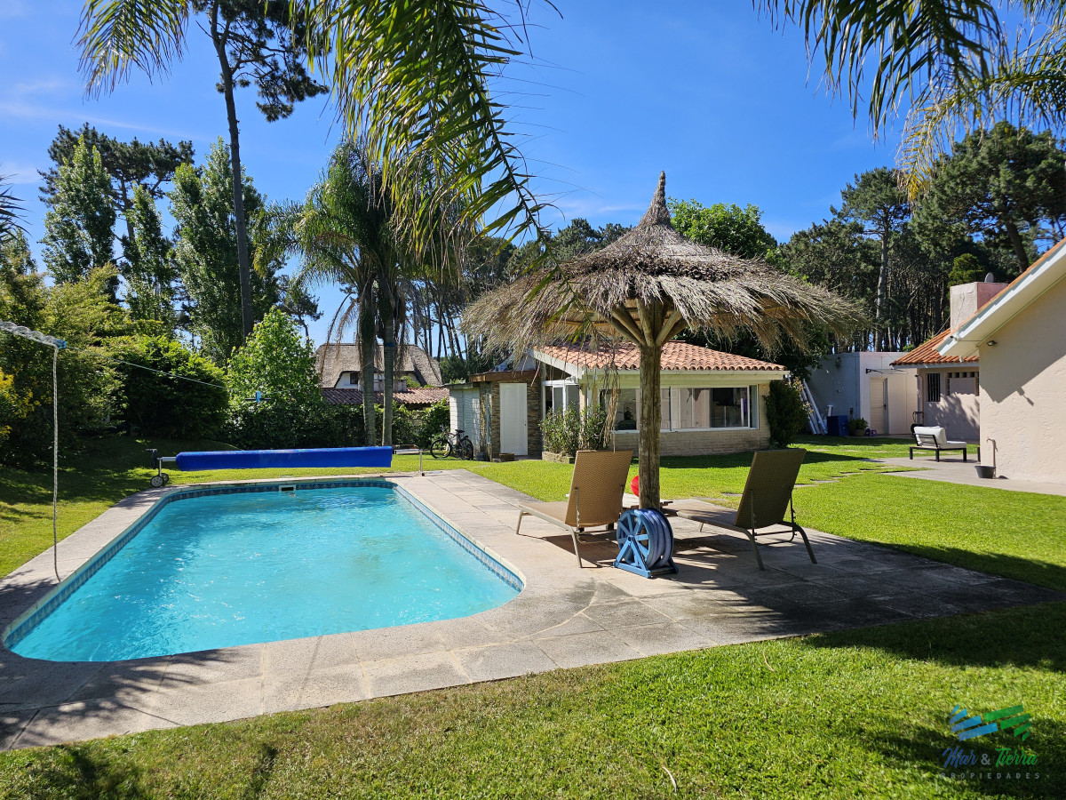 Casa ID.4922 - Casa en alquiler de temporada 2026, 4 dormitorios, con piscina climatizada, barbacoa, Punta del este!