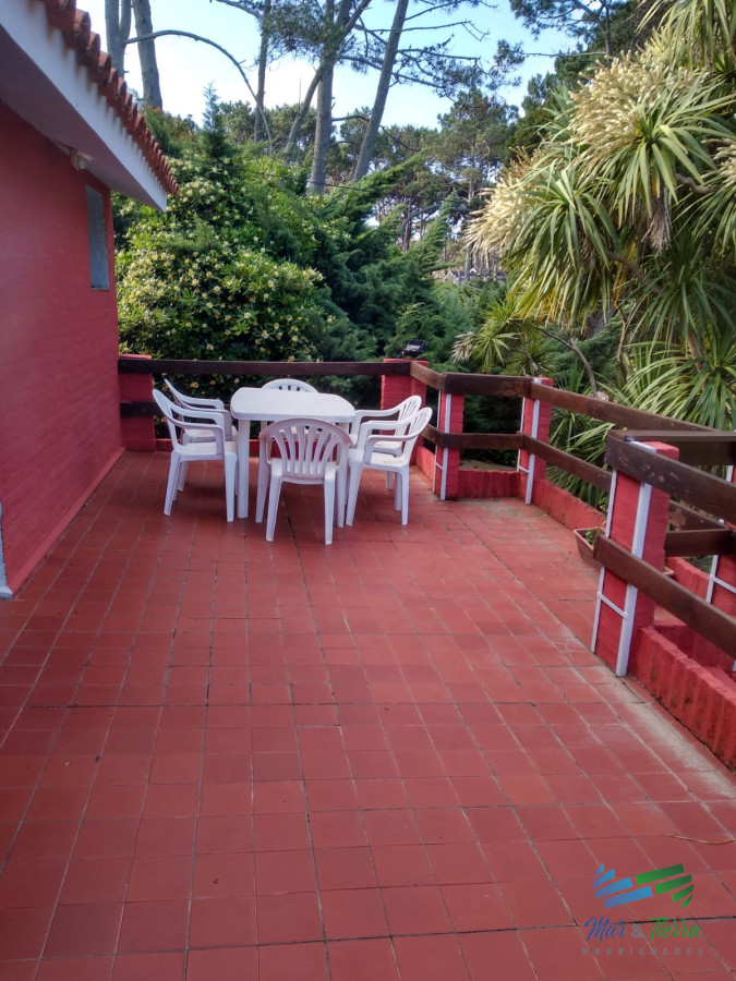 Casa ID.1716 - En alquiler.. muy linda casa con agradable entorno verde.