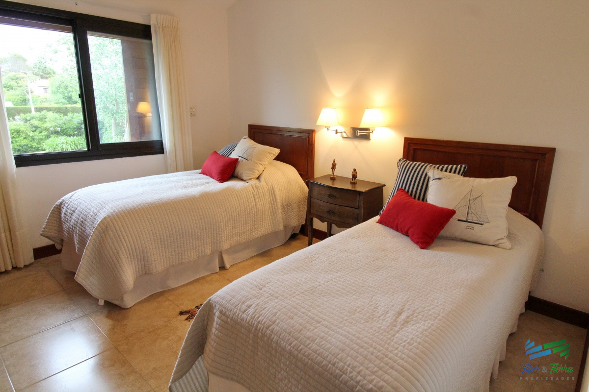 Casa ID.1811 - En alquiler!!  Moderna casa ubicada a 1 cuadra del mar, con vista parcial desde el dormitorio principal. 