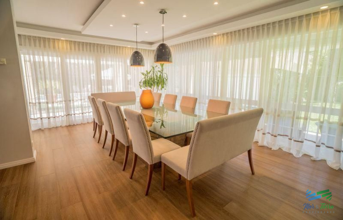 Casa ID.3972 - Vendo excelente casa de 6 dormitorios con piscina climatizada en playa mansa, Punta del Este