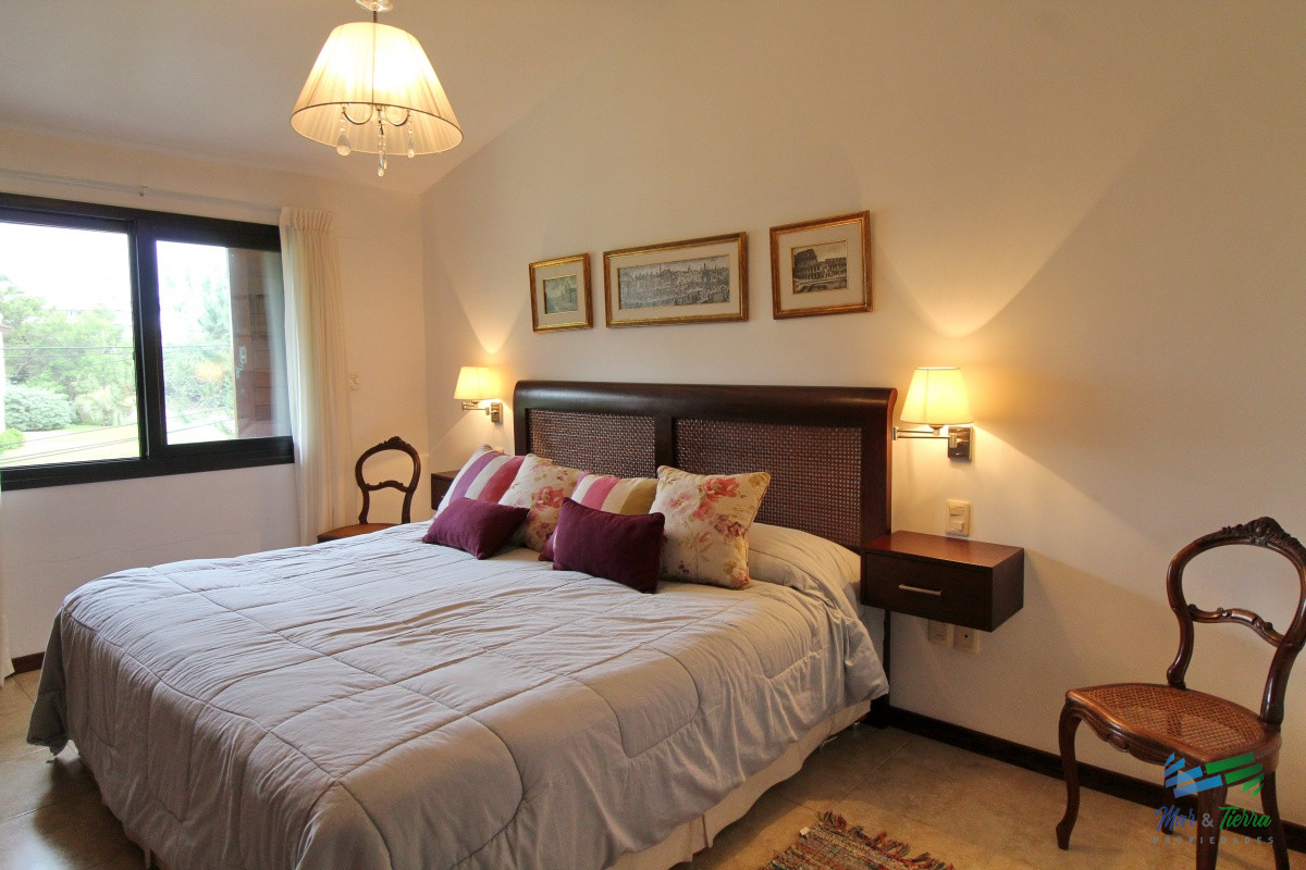 Casa ID.1811 - En alquiler!!  Moderna casa ubicada a 1 cuadra del mar, con vista parcial desde el dormitorio principal. 