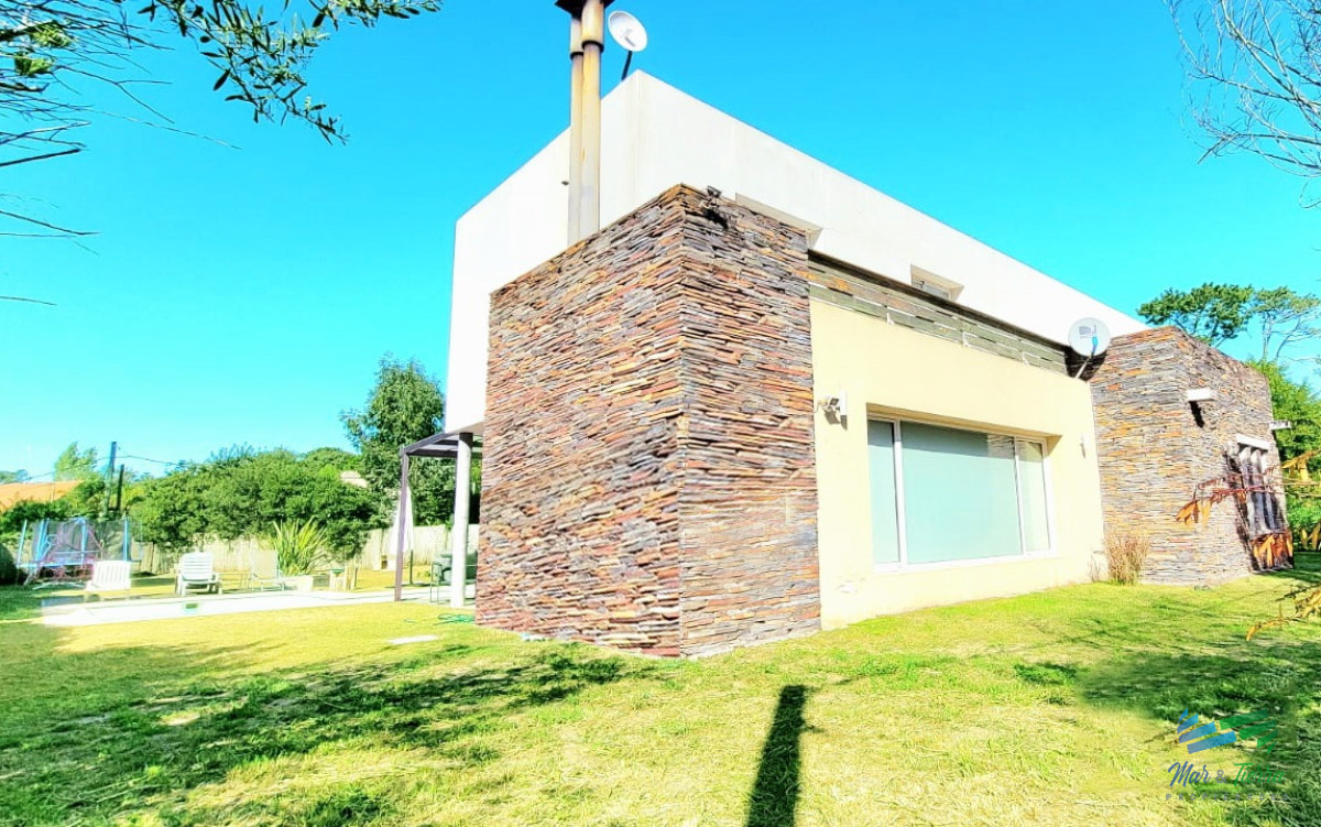 Casa ID.4696 - MODERNA CASA EN VENTA, 4 DORMITORIOS, 4 BAÑOS, MARLY