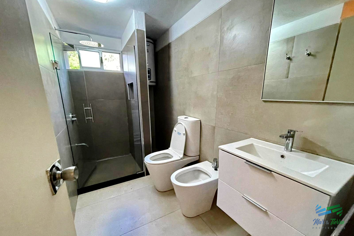 Casa ID.1686 - Vendo casa de 4 dormitorios a dos cuadras del mar, playa mansa, Punta del Este