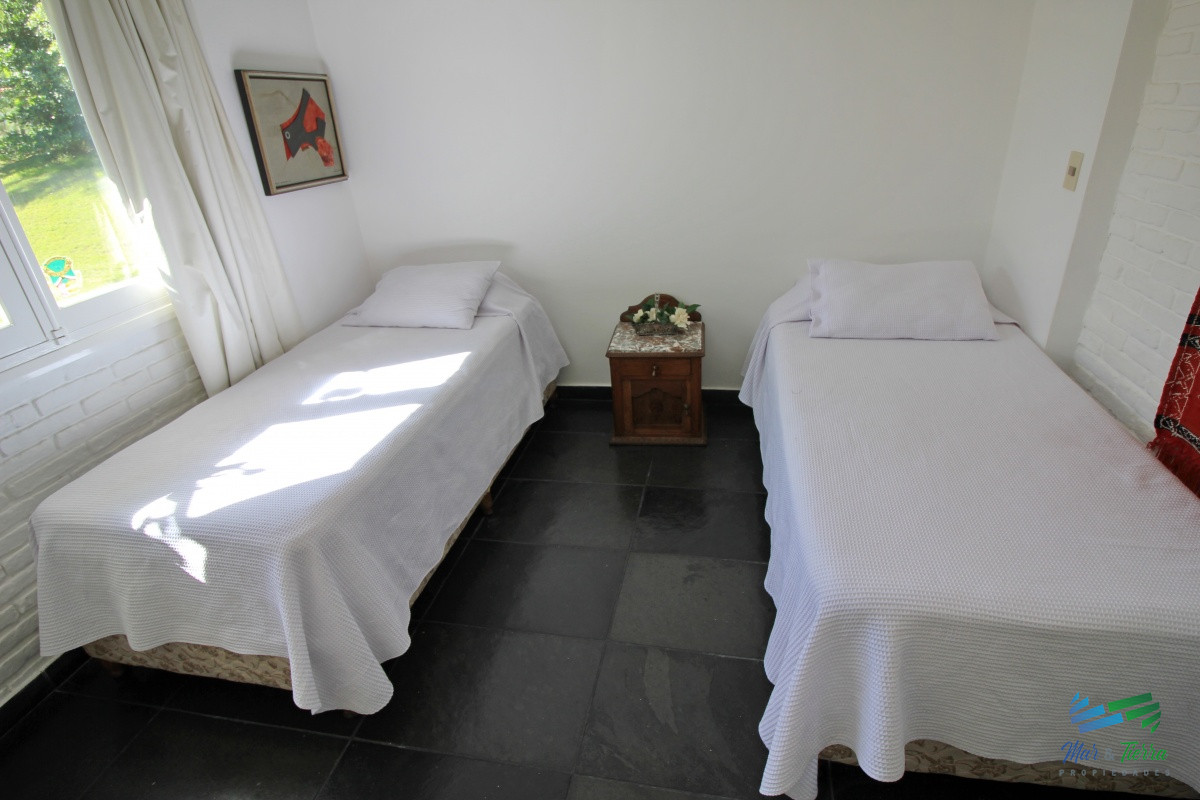 Casa ID.1656 -  En alquiler!!  Hermosa casa en alquiler zona Pinares, cuenta con piscina y gran jardin.