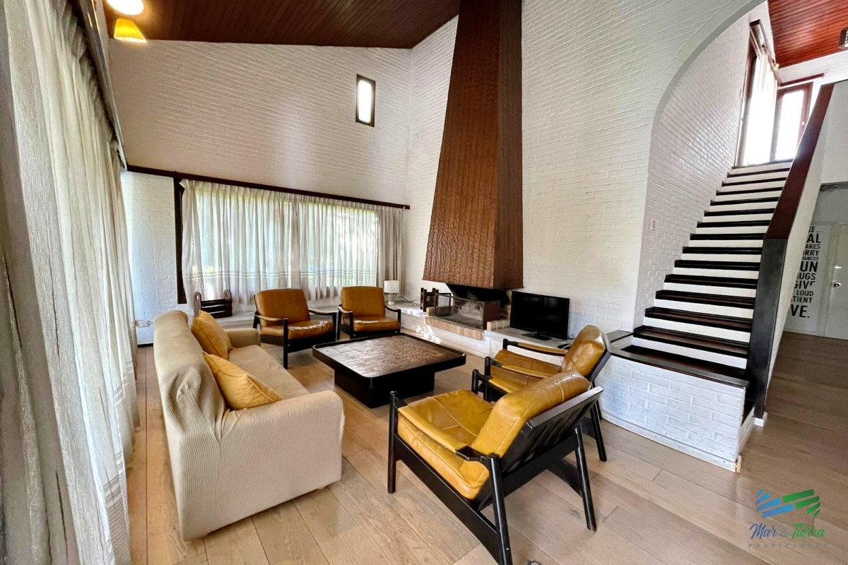 Casa ID.1686 - Vendo casa de 4 dormitorios a dos cuadras del mar, playa mansa, Punta del Este