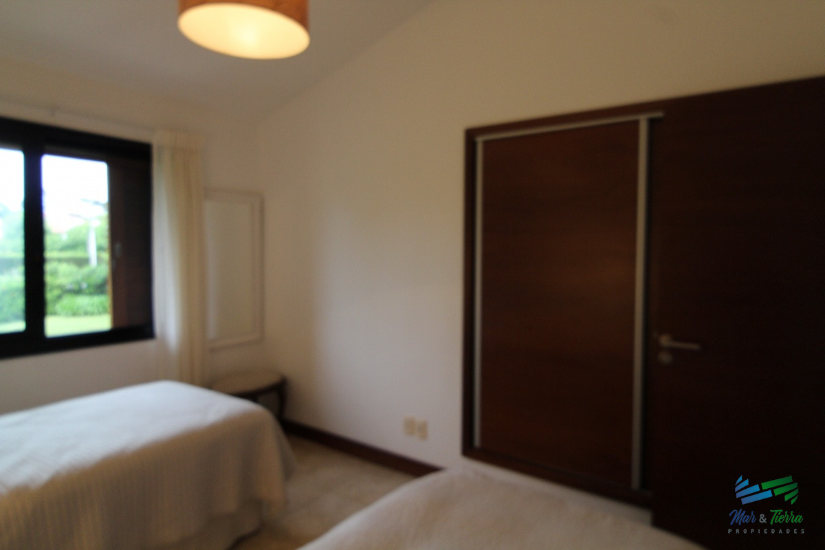 Casa ID.1811 - En alquiler!!  Moderna casa ubicada a 1 cuadra del mar, con vista parcial desde el dormitorio principal. 