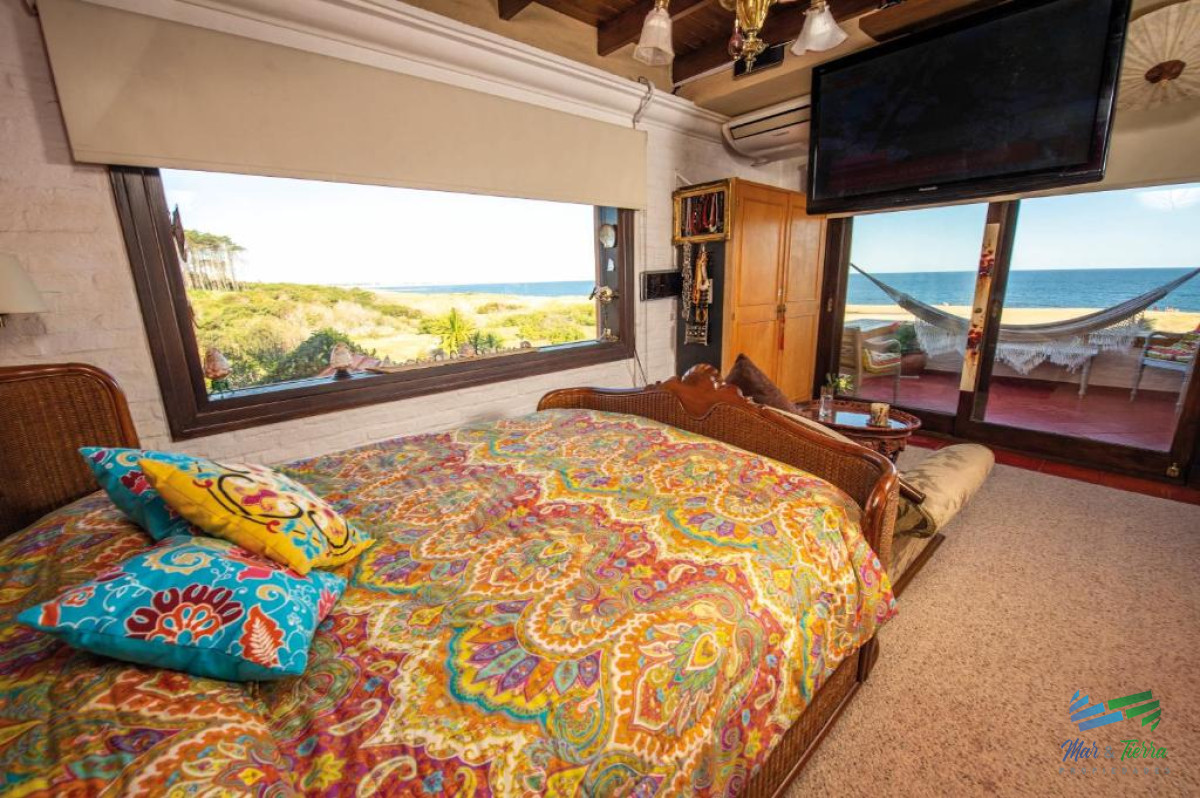 Casa ID.3975 - Venta de casa de 6 dormitorios en Playa Mansa Punta del Este Piedras del Chileno Punta Ballena 