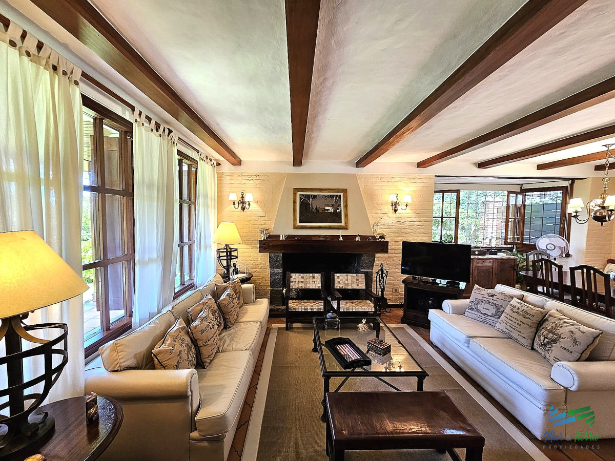 Casa ID.1809 - En venta casa de 3 dormitorios con piscina en excelente estado